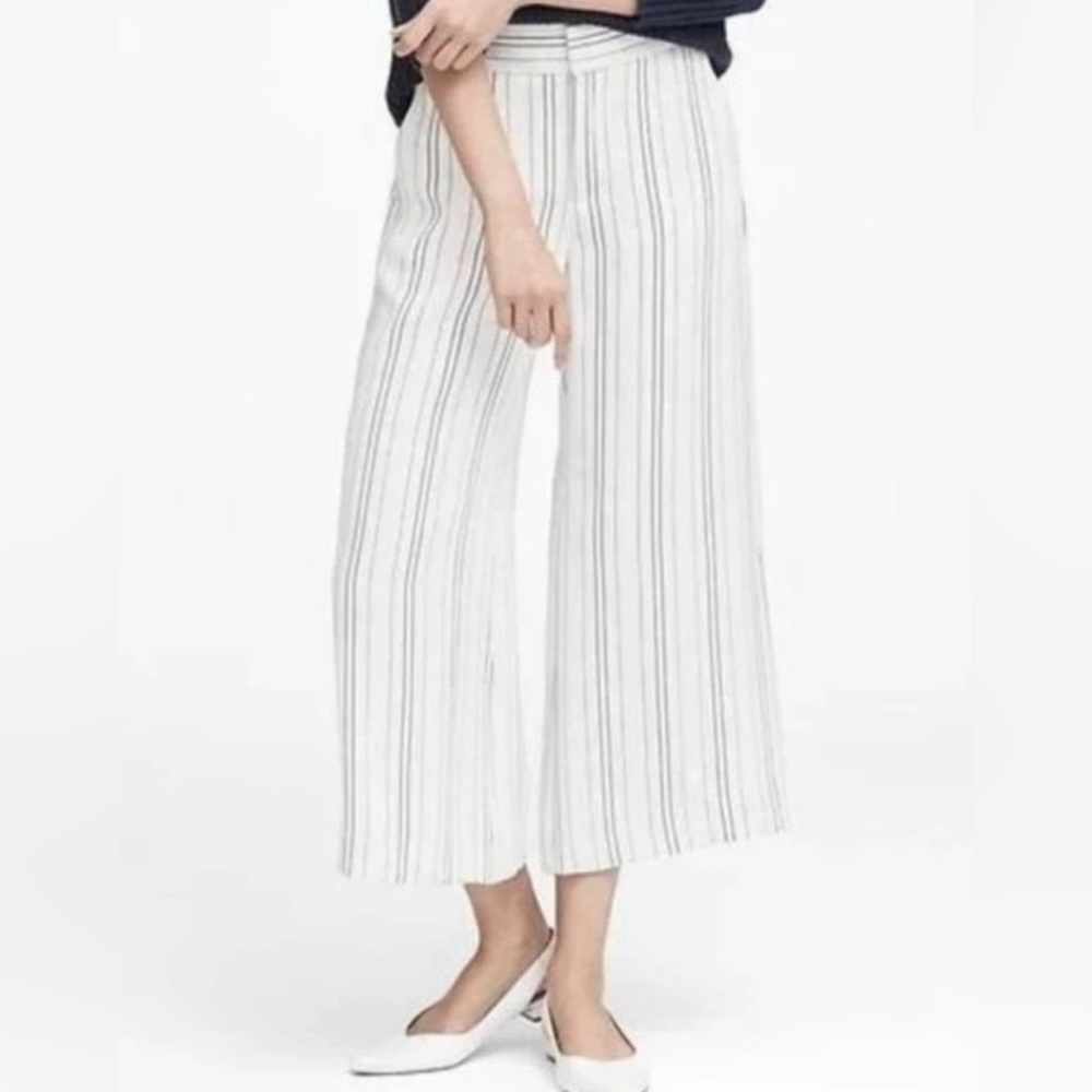 NWT Banana Republic cropped wide leg white pants w/ navy pinstripes, size 6P - Picture 1 of 8